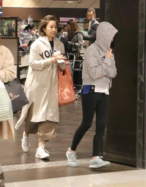 女儿|关咏荷息影之后都是素颜，发现记者跟拍，带女儿飞快逃走！