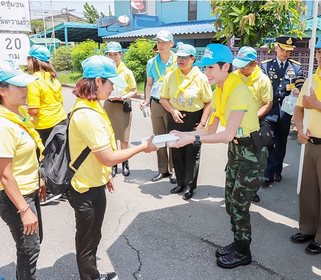 戴婆婆|诗妮娜逆袭了！V领泡泡袖修身裙，不戴婆婆珠宝也美得光彩照人