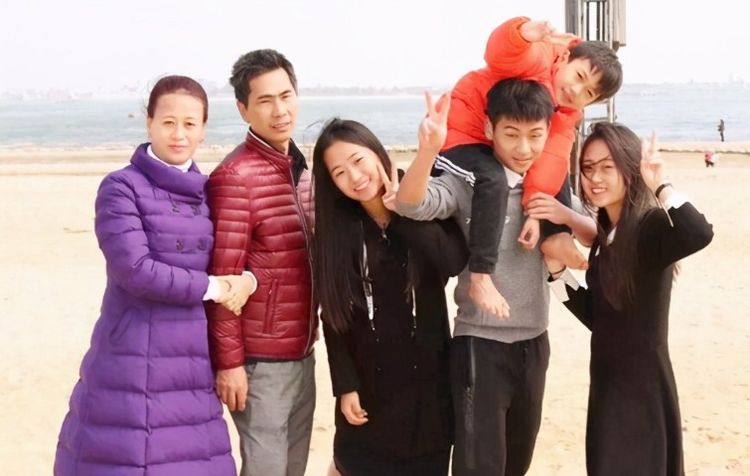 董事长|打工妹逆袭成董事长，坐拥上亿的网红，原来是被“打造”的假名媛