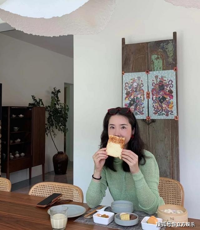 少女|互相比美？董花花晒背身照宛如少女，张大奕忙事业发际线感人