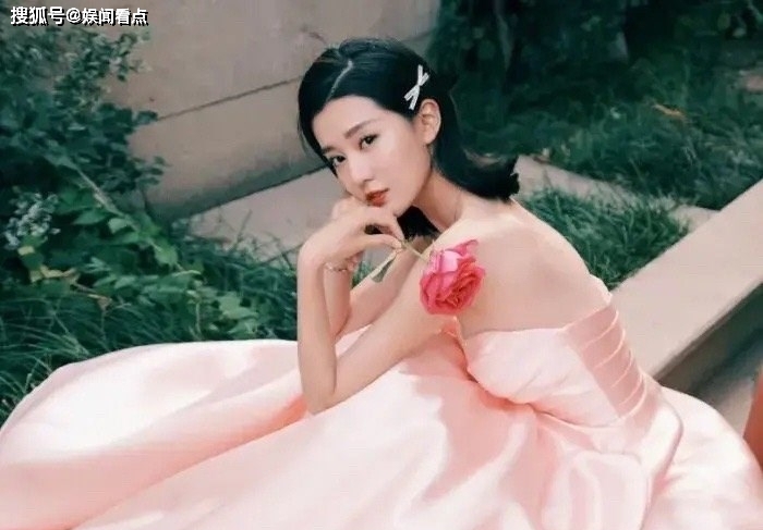 乔欣一袭粉色抹胸礼裙柔滑光泽显高级感,俏丽动人