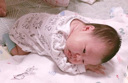 家长|第一个月和第二个月有哪些不同？家长做得对娃发育更好初生婴儿