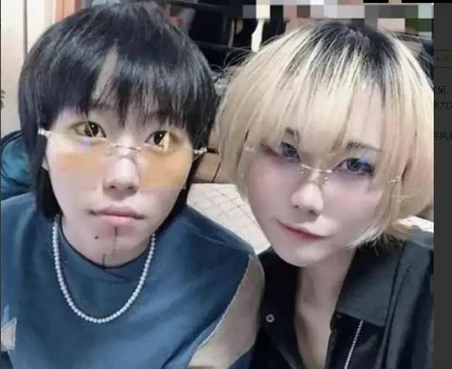 王菲女儿窦靖童近照曝光，穿绿蛇皮裤太新潮！