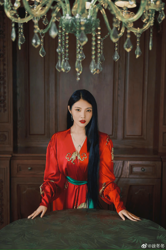 黑长直|徐冬冬1米黑长直发太亮眼，一袭红裙气场强大，大长腿惹人羡慕