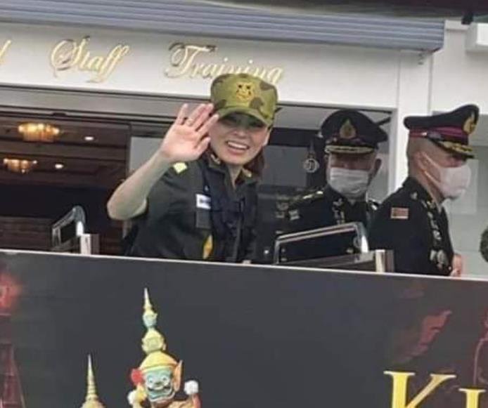 有种帅气叫苏提达军装!68岁泰王频频回头看,给诗妮娜上了一课