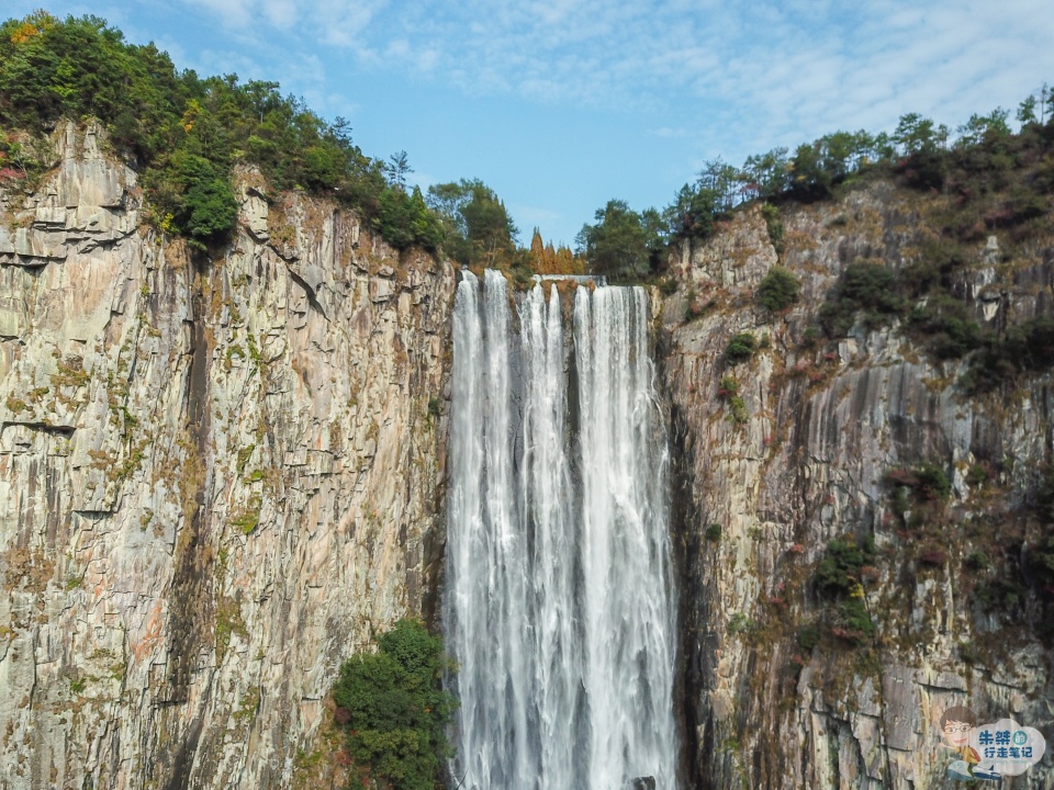 落差353米的阶梯形瀑布，折合鲁班尺100丈盈5米，堪称中华第一高瀑_飞瀑