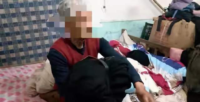 8旬老汉嫖娼40岁卖淫女被抓!警察扶他起床,人性化执法