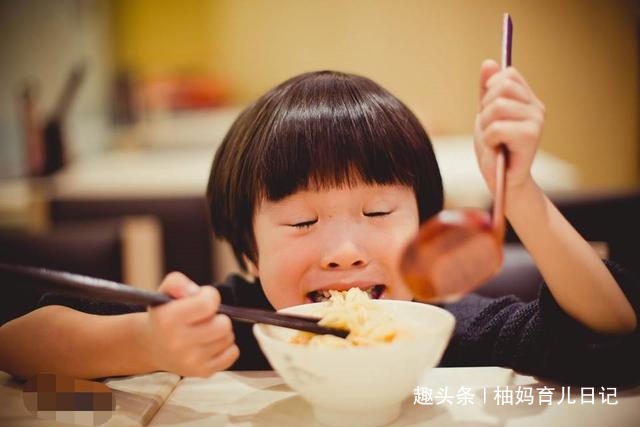 小肚子|“小肚子”抢镜了,网友:吃的太香了小女孩路边吃串走红