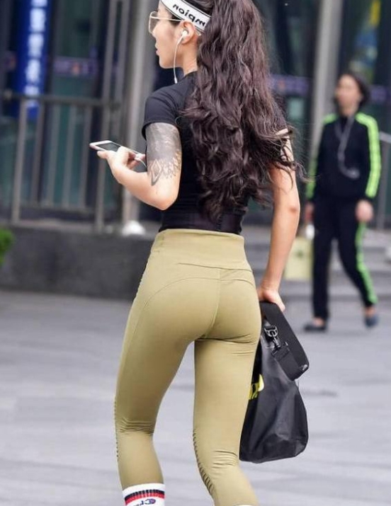 时尚有气质的紧身裤美女,更加靓丽出众!_手机搜狐网