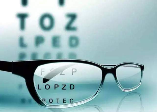 远视属于屈光不正的一种平行光线在通过眼睛的屈折后,落在视网膜后面