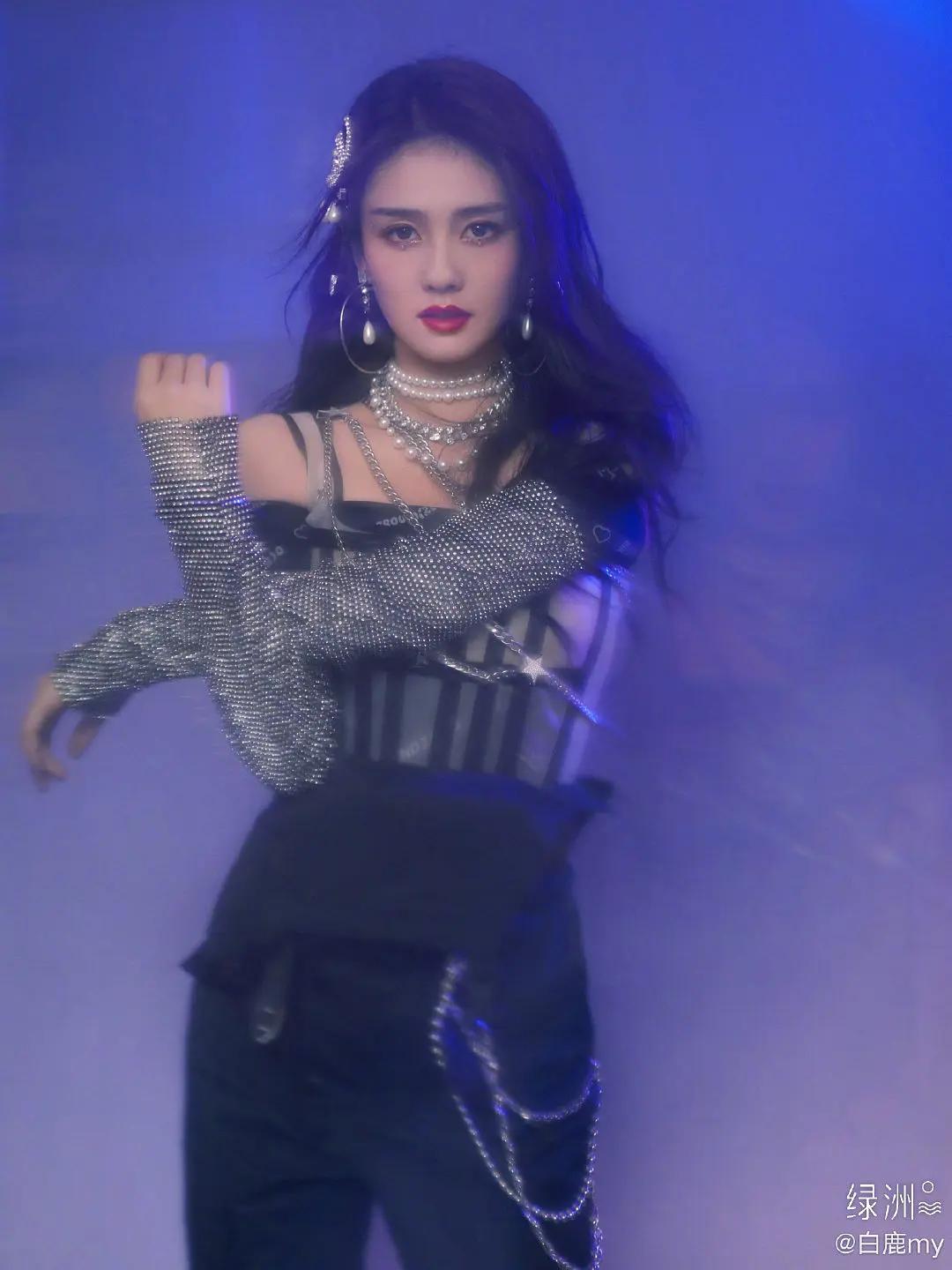 林允|晚会同框生图，杨超越头肩比真的好，欧阳娜娜脸比林小宅大一圈？