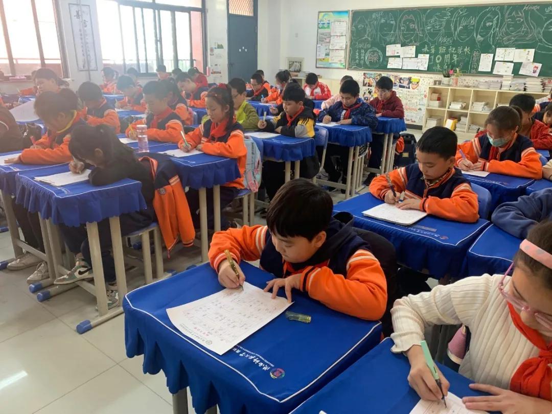 比赛|陕西师范大学奥林匹克花园学校小学部举行高段硬笔书写大赛