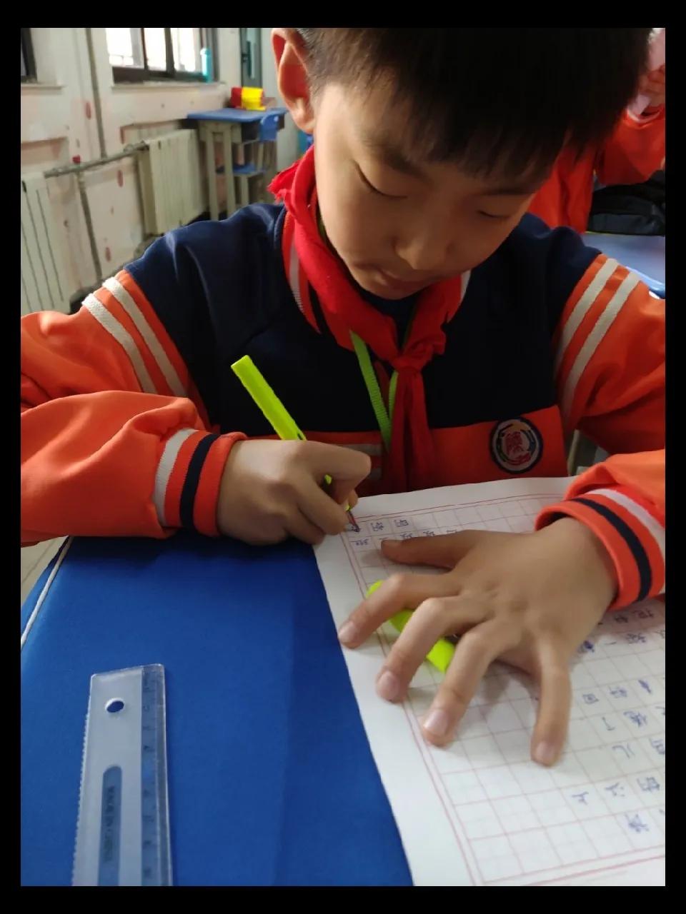 比赛|陕西师范大学奥林匹克花园学校小学部举行高段硬笔书写大赛