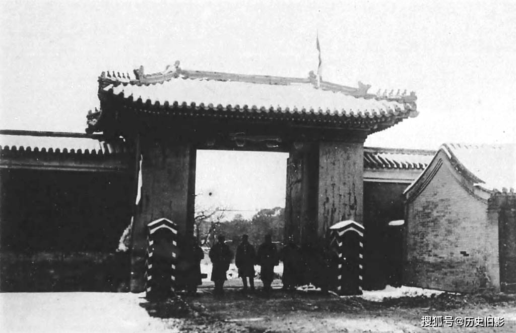 1901年北京旧照,被毁的肃亲王府与仪鸾殿正门