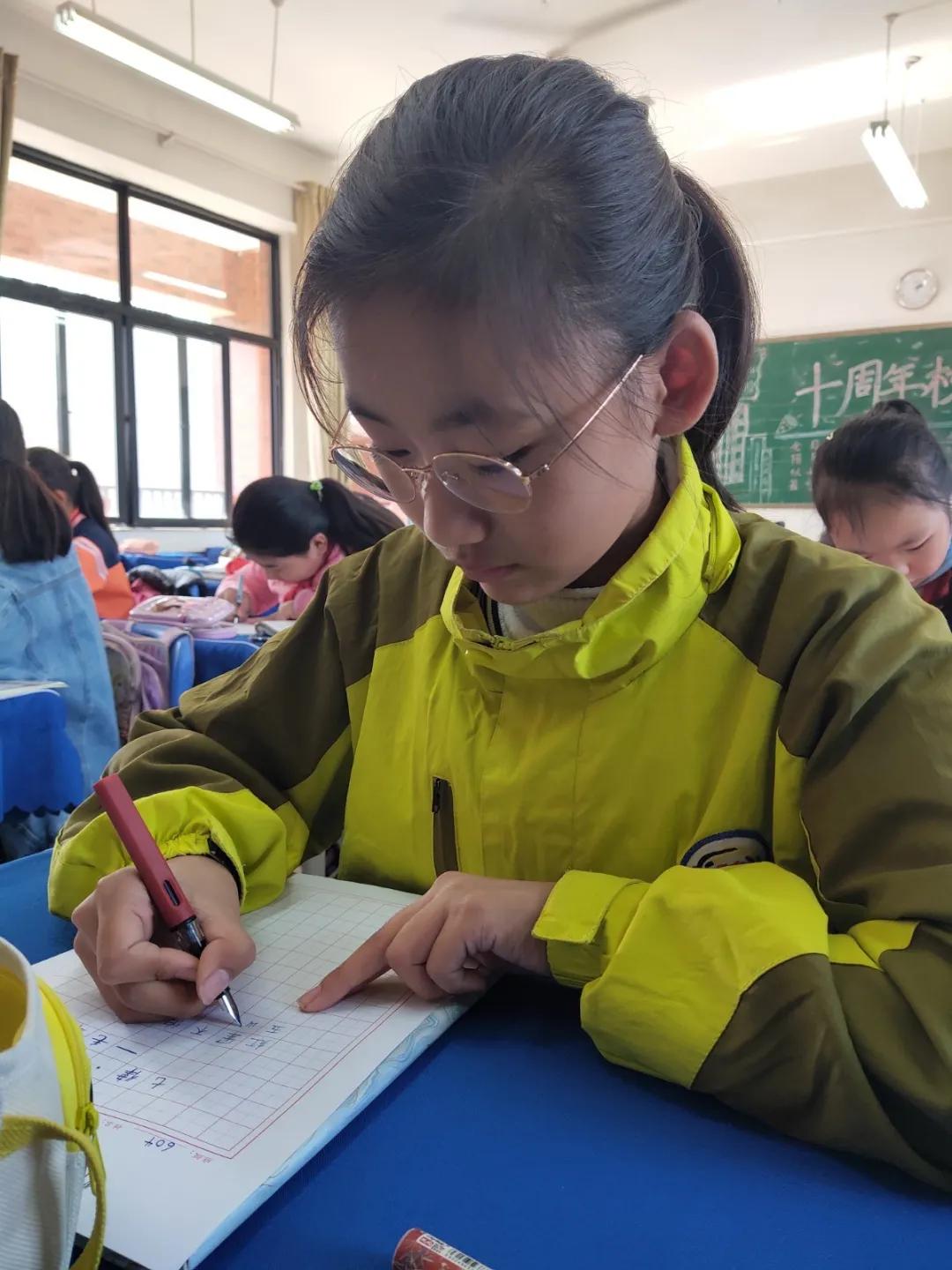 比赛|陕西师范大学奥林匹克花园学校小学部举行高段硬笔书写大赛