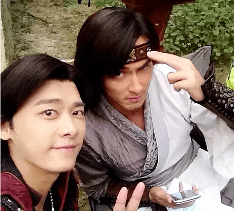 眉骨|这顶流爱豆到底do崩了什么？硅胶感也太重了...