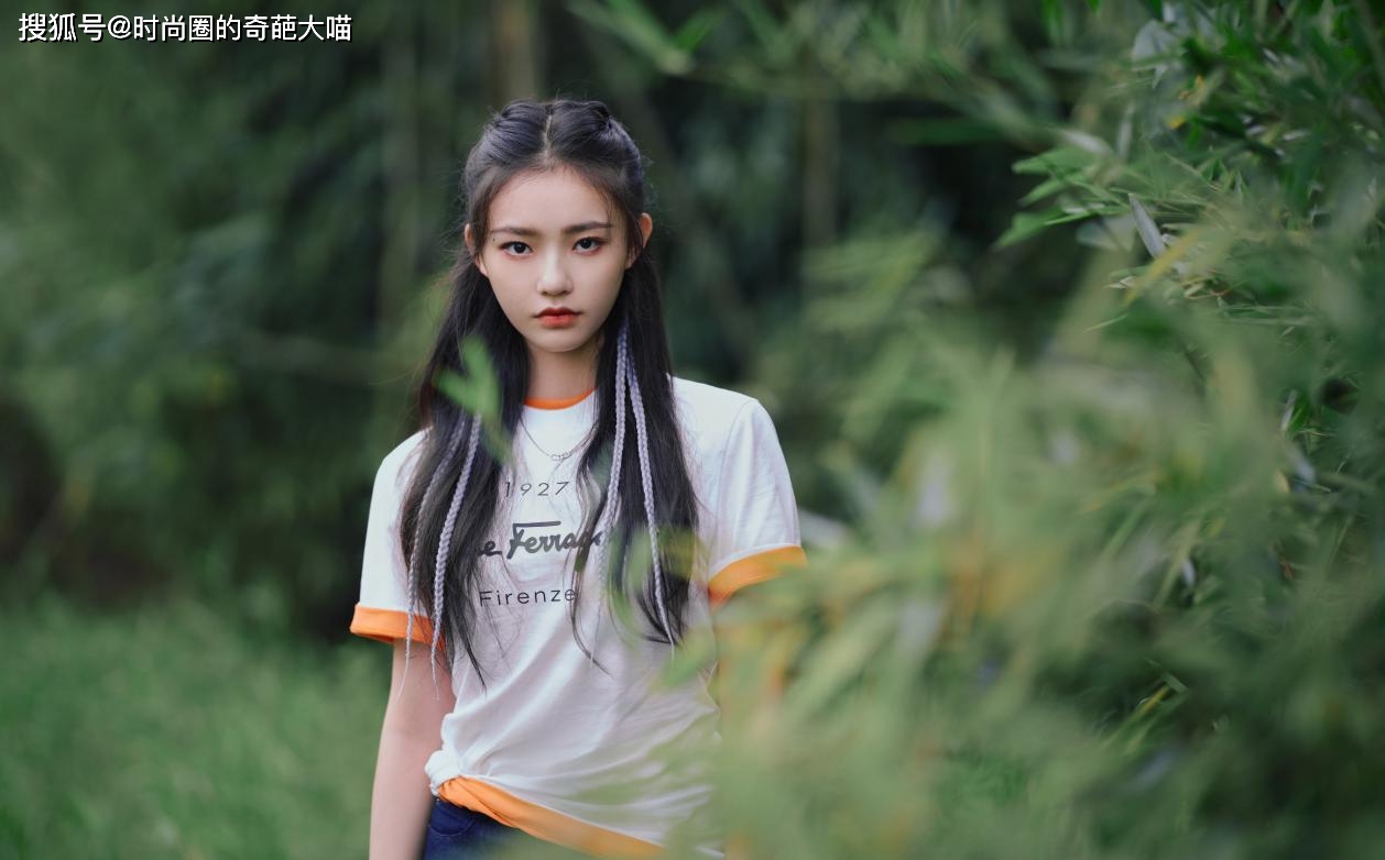 上镜|长发难打理又毛躁？学会俏皮半扎发，脸型变小巧还十足上镜