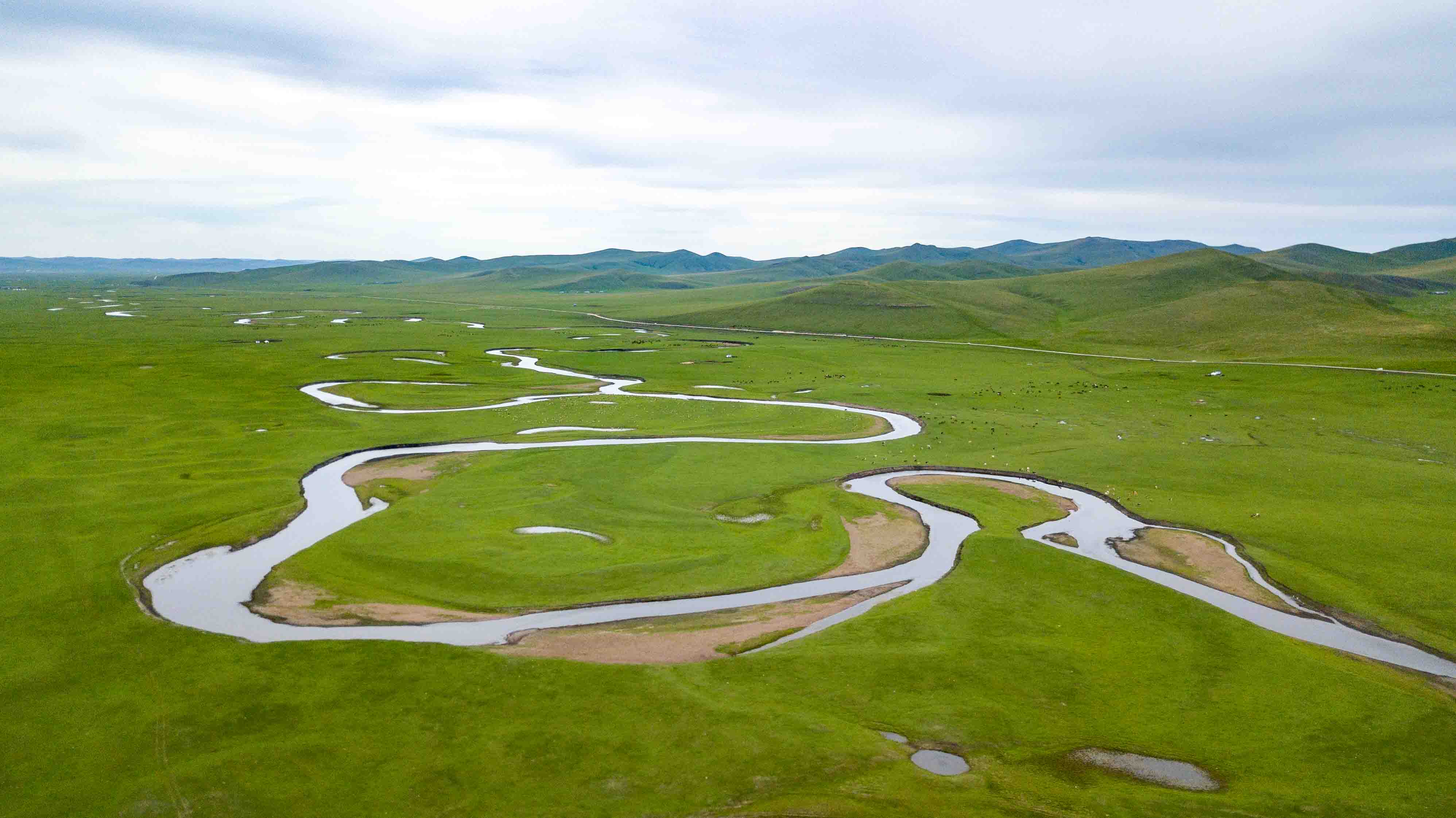航拍大兴安岭最美湖泊之一，流经内蒙古草原，被誉为天下第一曲水