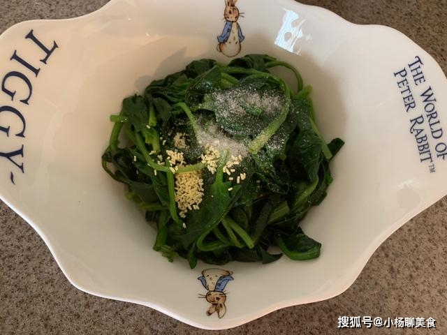 菠菜凉拌吃法,蒜油浇汁做法简单,口感清爽适合春夏吃