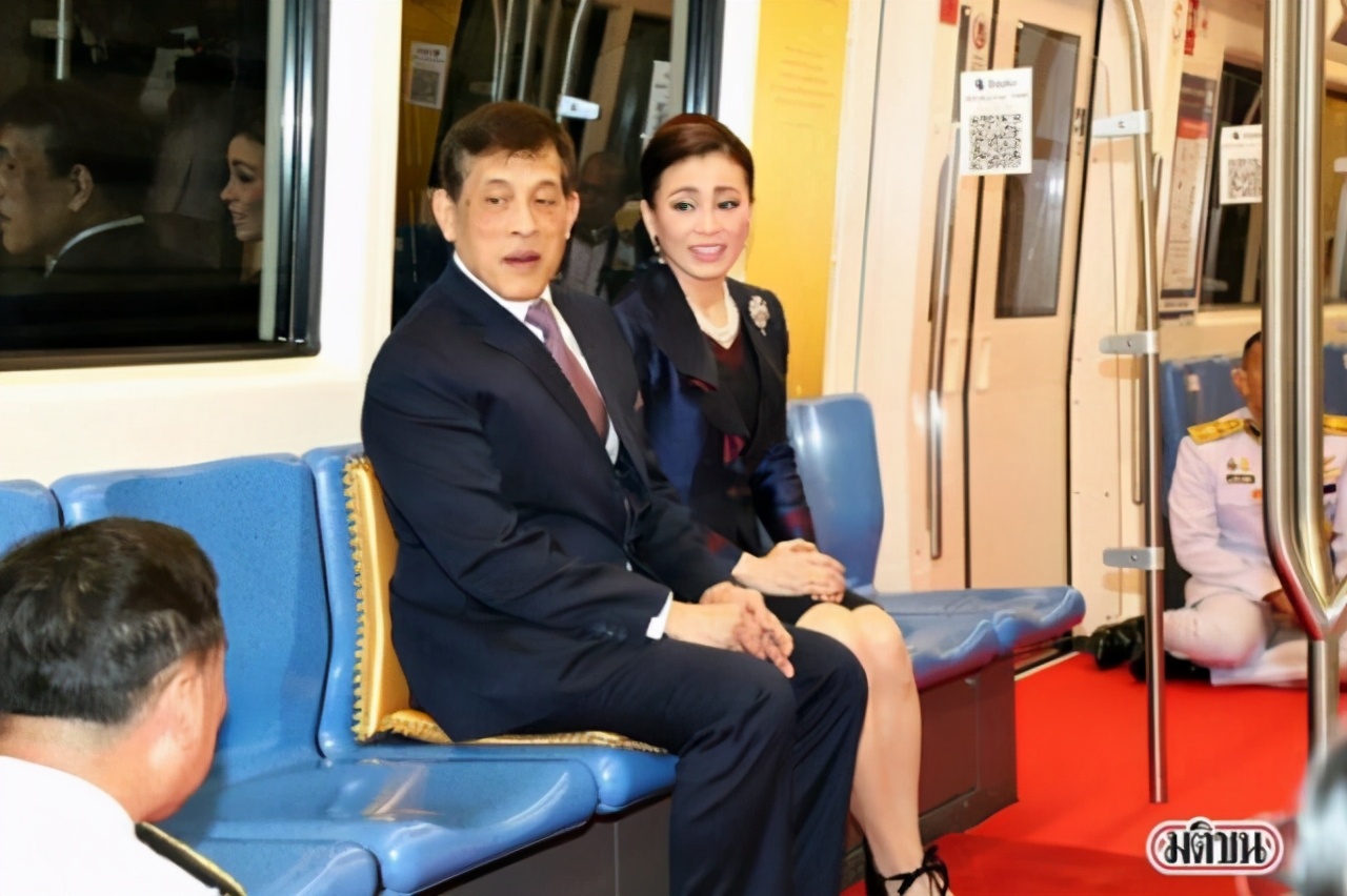 随行|泰王也走亲民路线？坐地铁出行，全车厢空座随行官员却都跪在地上