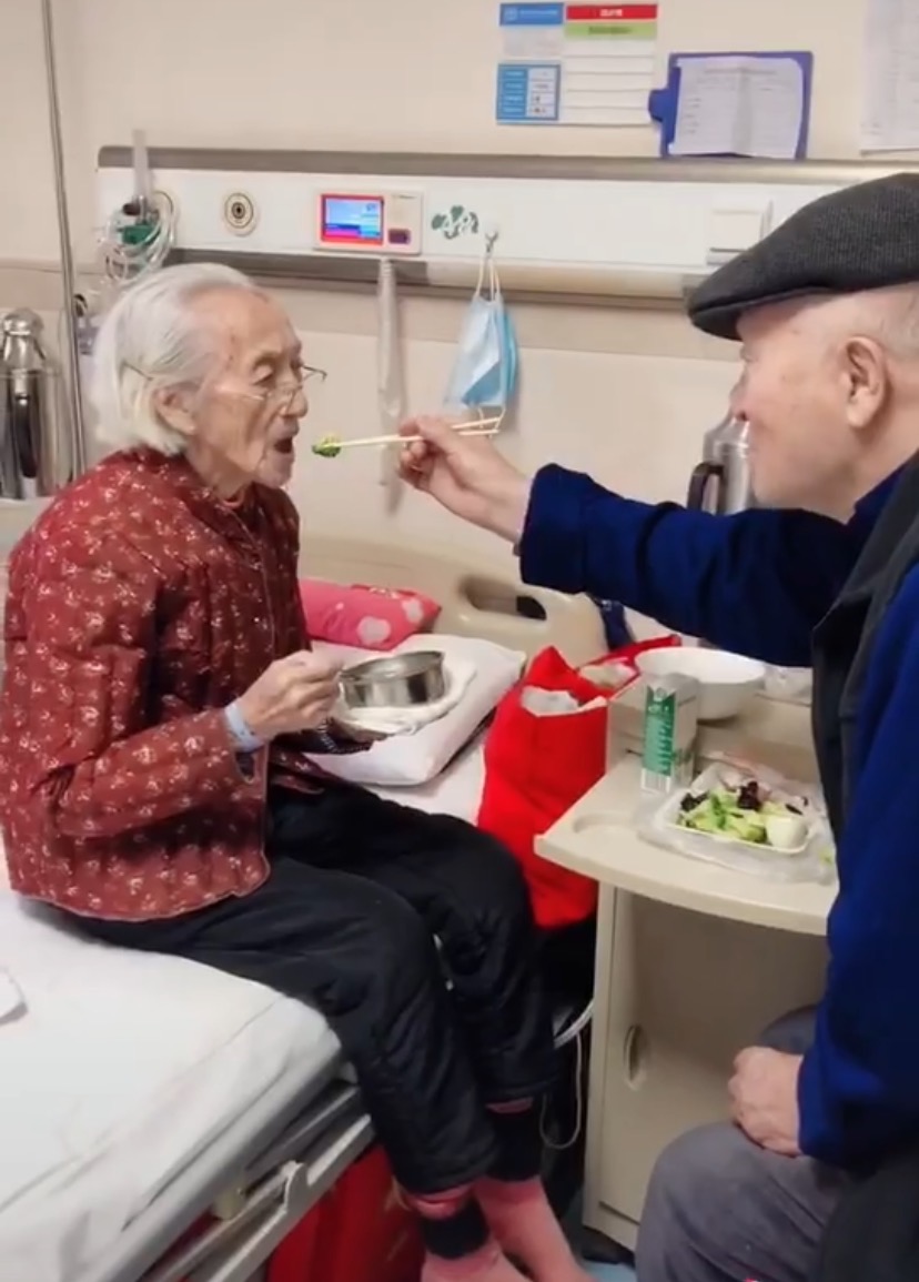 老人住院95岁老伴喂饭,90后护士不忍打扰称是最美爱情的模样