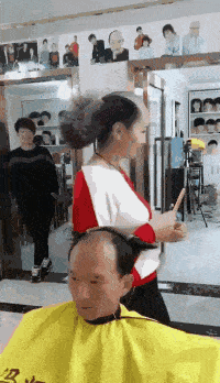 搞笑gif段子:世界之大无奇不有,不是我吹牛,牛真的能上房揭瓦.