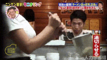 搞笑gif:女朋友只喝了口水就这样,她是在暗示什么