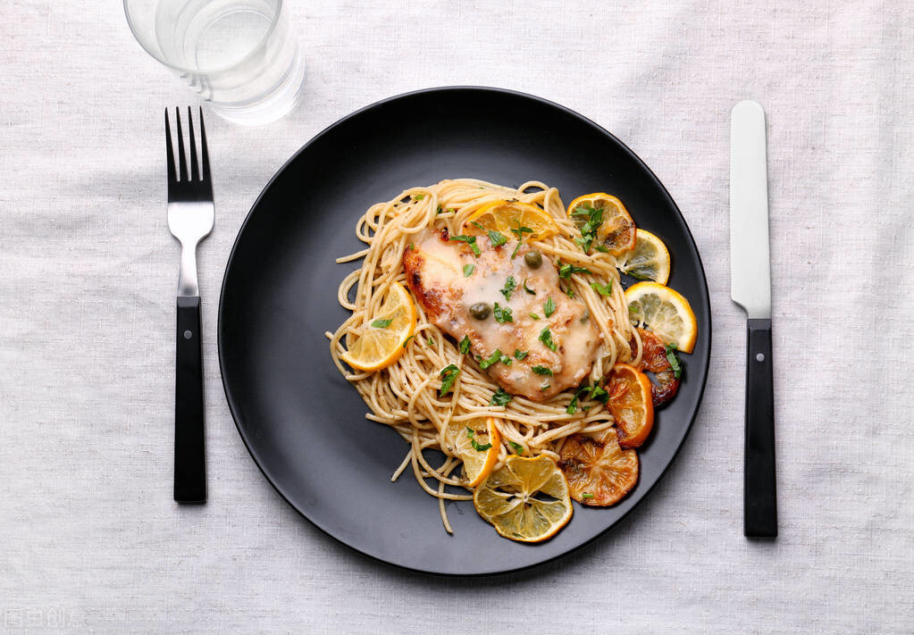 
自制鸡胸肉意面 在家吃出意大利风味 做法和煮利便面一样简朴