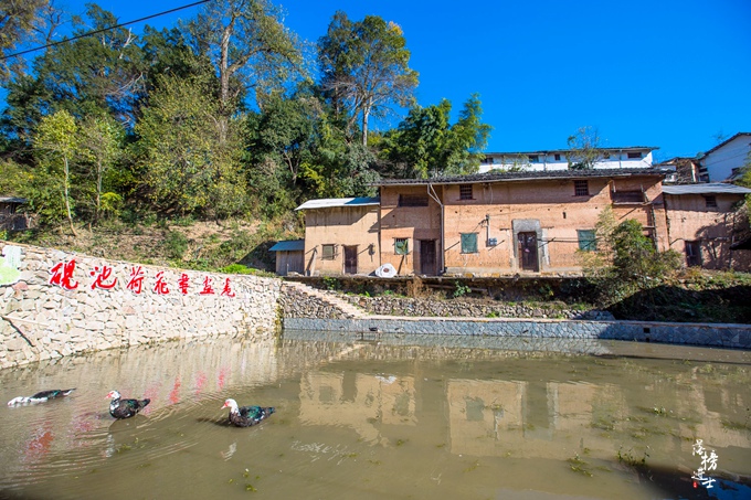 安徽休宁有一座高山中的古村落，远离闹市，已有2000多年的历史