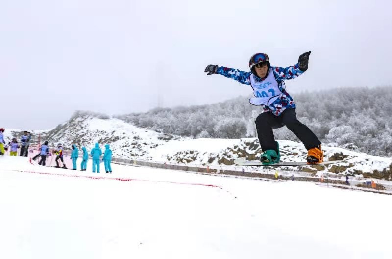 冬季滑雪就来五峰国际滑谈球吧体育雪场华中地区规模最大、功能最全的滑雪场！(图3)