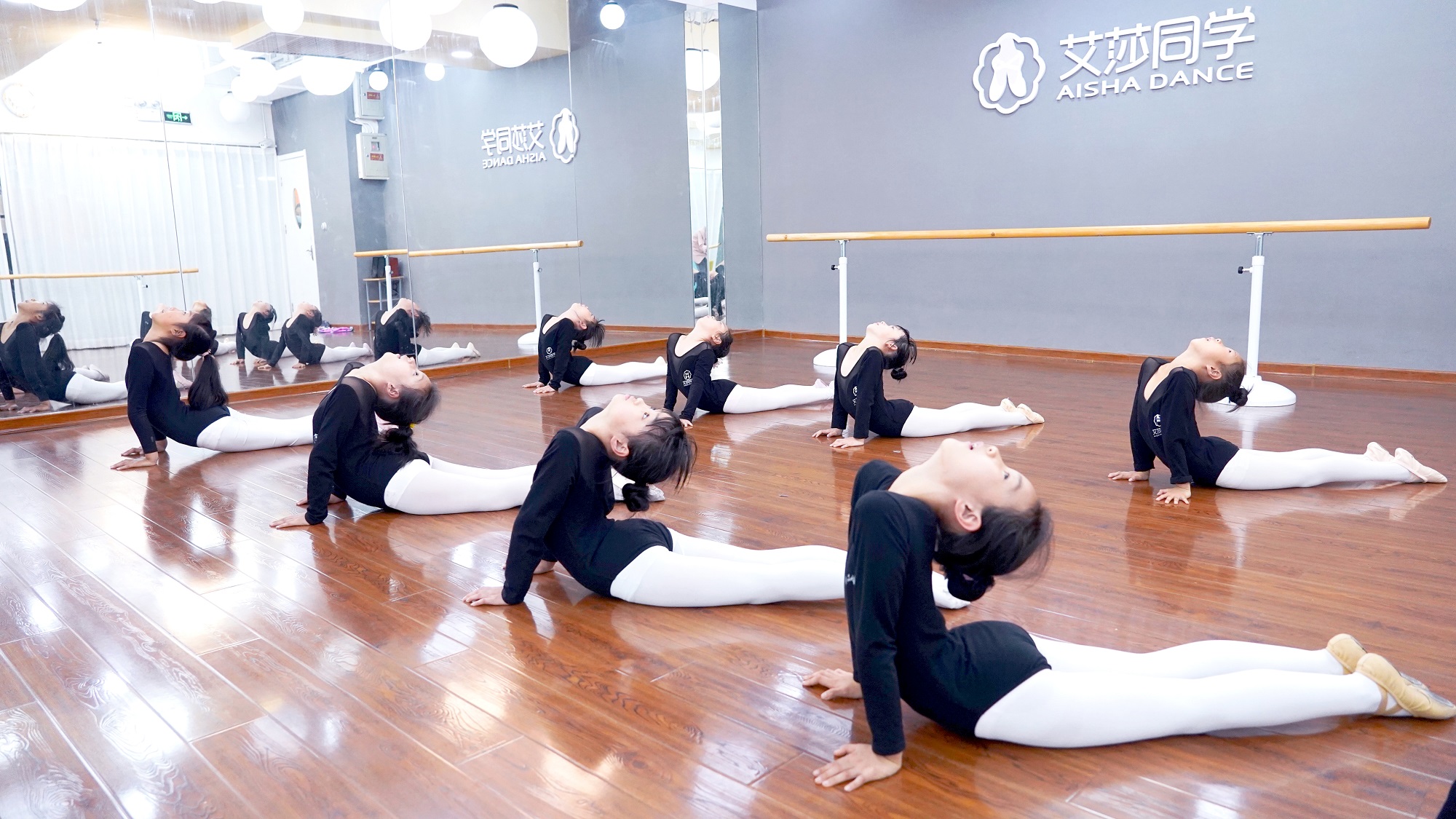 简单手势慢动作舞 8353643e394546d8b061297eacc125a8.jpeg