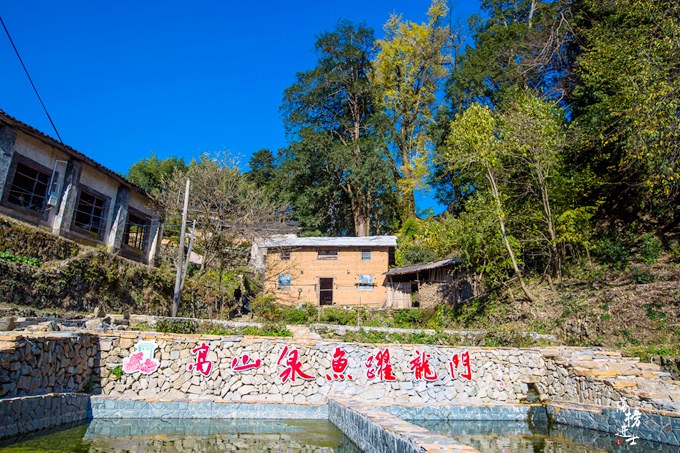 安徽休宁有一座高山中的古村落，远离闹市，已有2000多年的历史