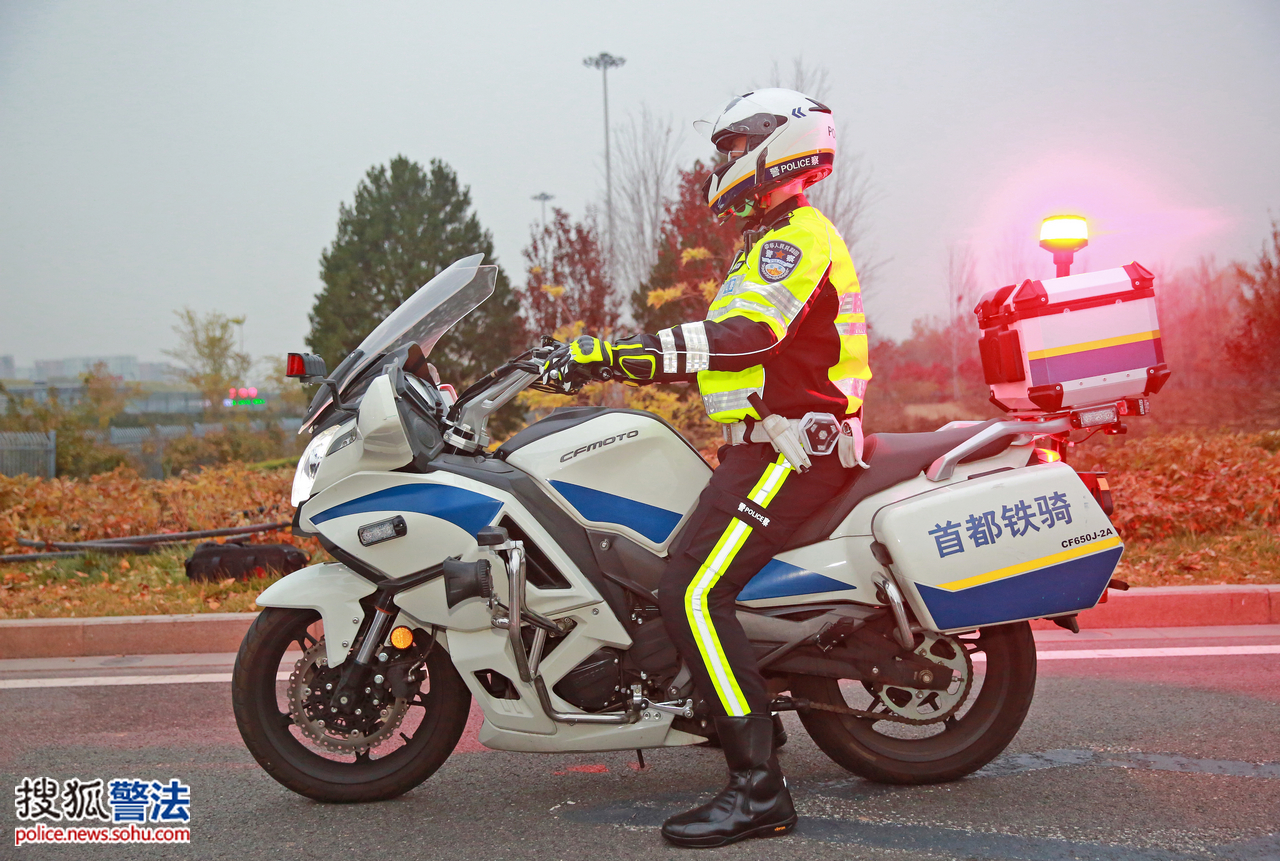 超帅登场!北京新一批铁骑交警身着新式警用骑行服上岗执勤