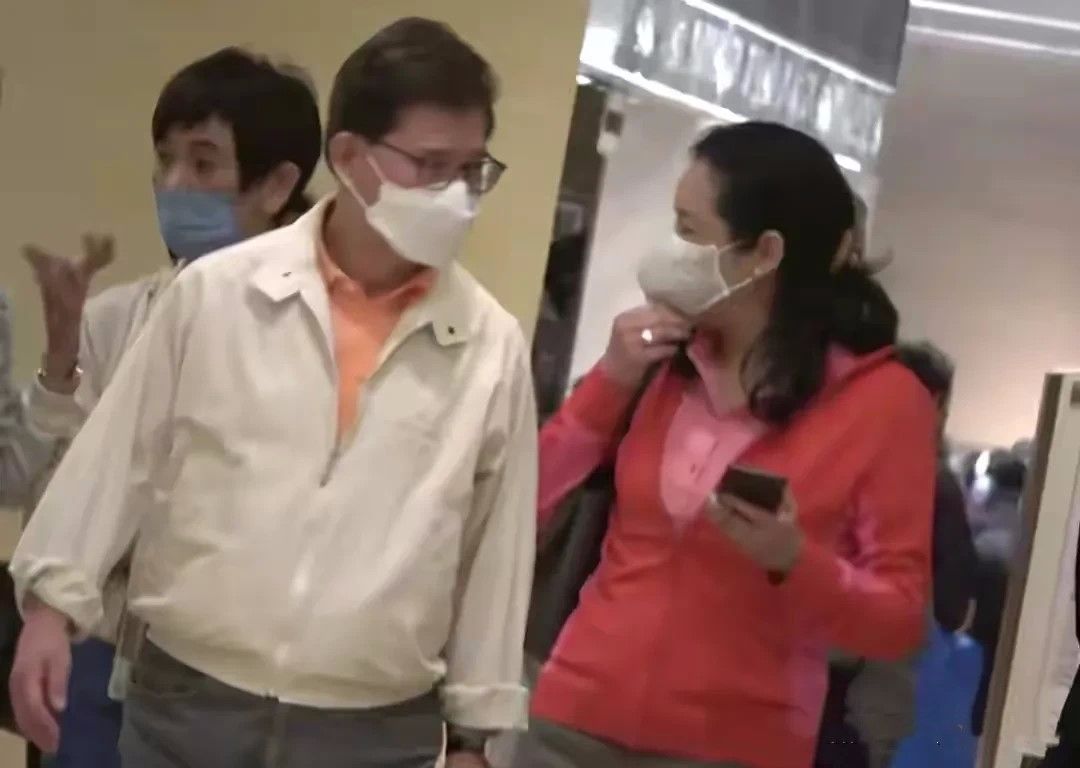 衣服|朱玲玲逛街被拍，62岁还穿粉色衣服装嫩，挎着老公好恩爱！