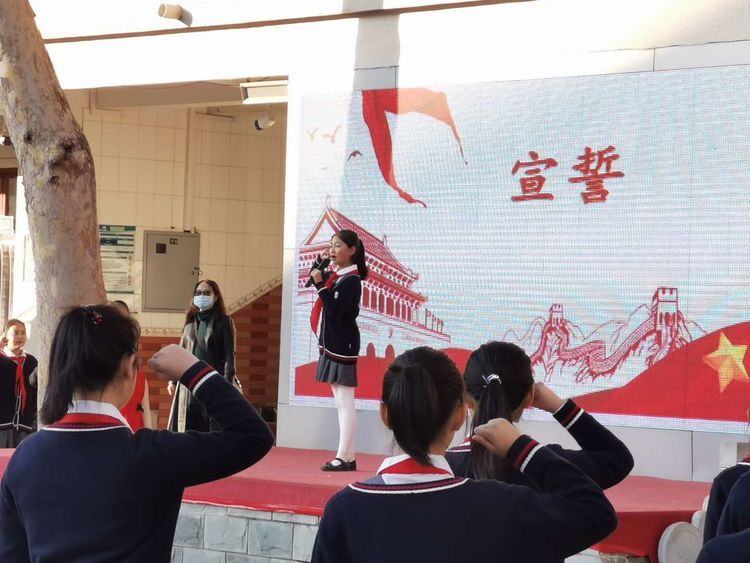 石家庄市维明路小学五四班举行"关注消防"主题升旗仪式