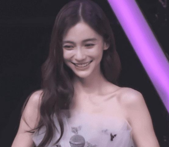 杨颖出道17年的颜值变化,国内写真不算啥,韩国镜头下是"人间尤物"
