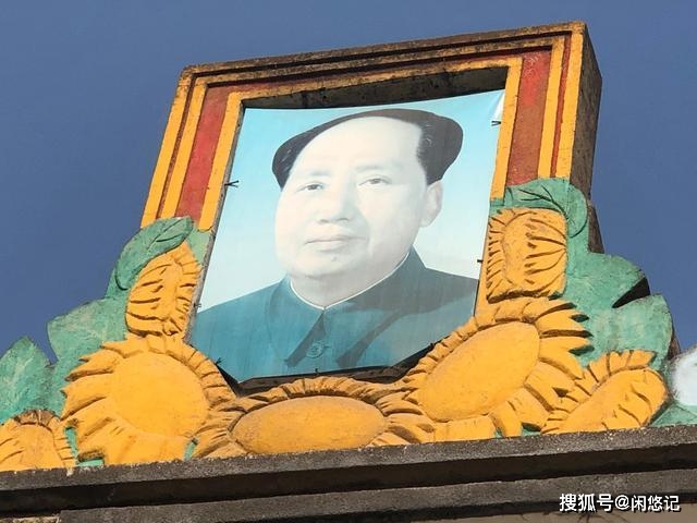 跃进门最上端是伟大领袖毛主席的肖像,肖像下是向日葵造型,寓意着领袖