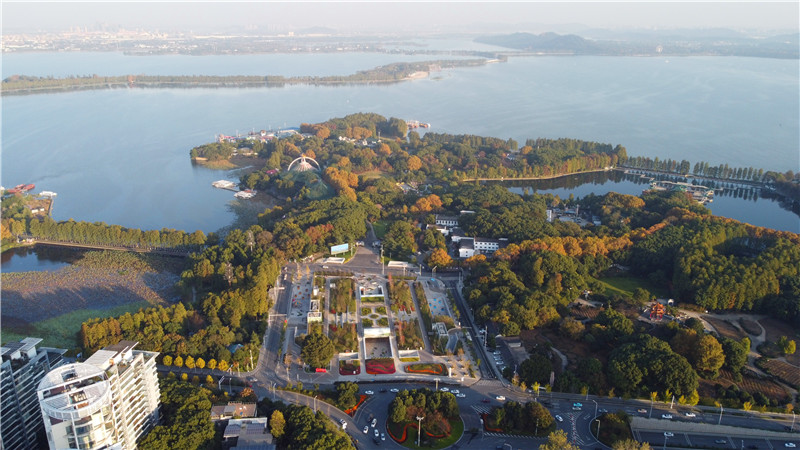 从梨园广场地下通道可直接到梨园大门,均是地下无缝直达,到东湖风景区