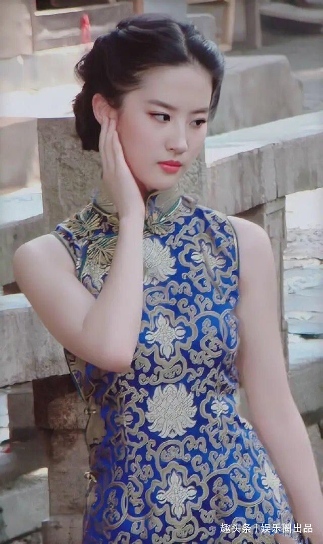 刘亦菲穿旗袍在河边拍照,眼神冷酷动作优雅,尽显贵妇高贵气质
