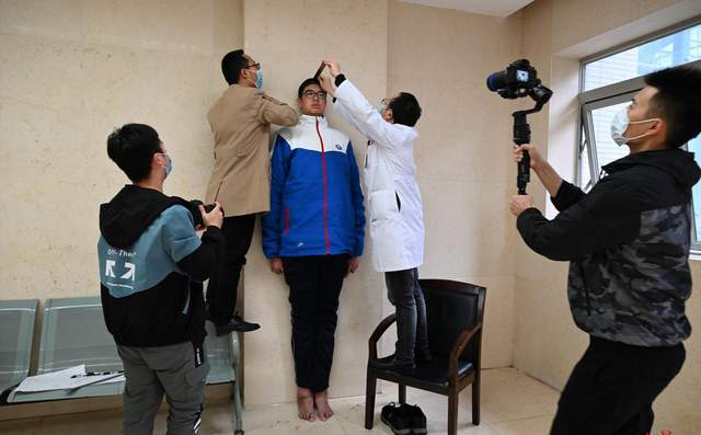 吉尼斯|获得吉尼斯纪录，父母身高皆超一米九14岁男孩身高221厘米