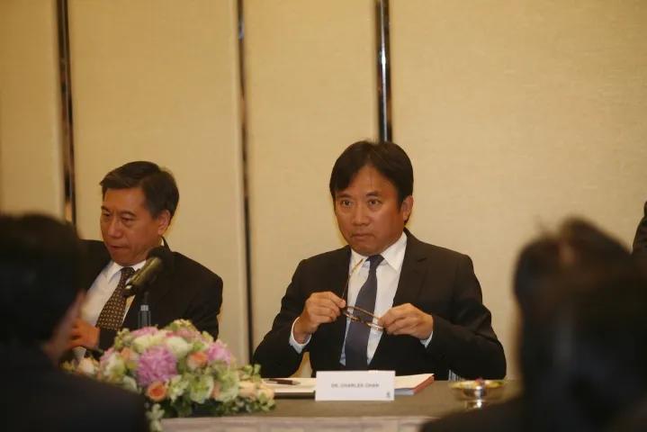 退下无线后,陈国强不愁寂寞,跟张曦雯一样样靓身材正,但嫩口四年的16