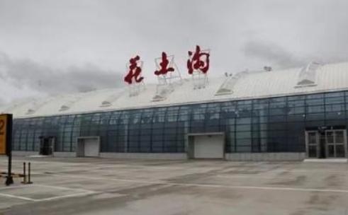 小镇人口七万_怪诞小镇图片(3)