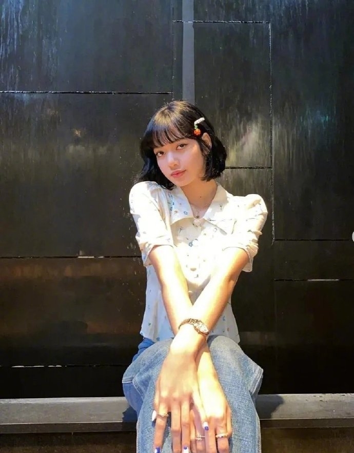 显白神器,lisa的黑茶色短发真好看,是路人都会惊艳的程度
