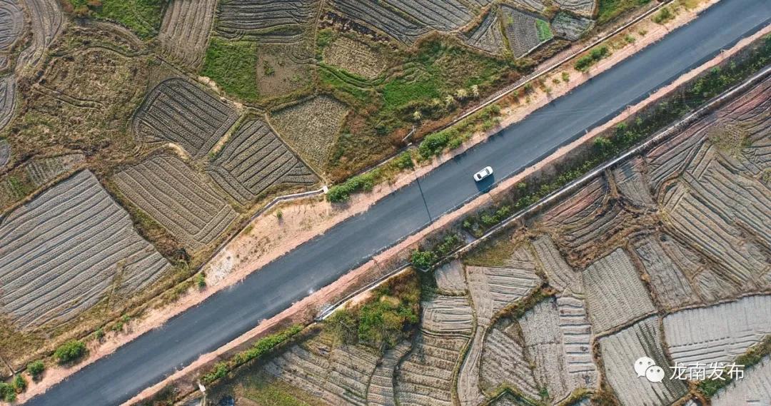龙南镇至渡江路段正在 进行土石方施工目前汶龙至东江路段正在摊铺