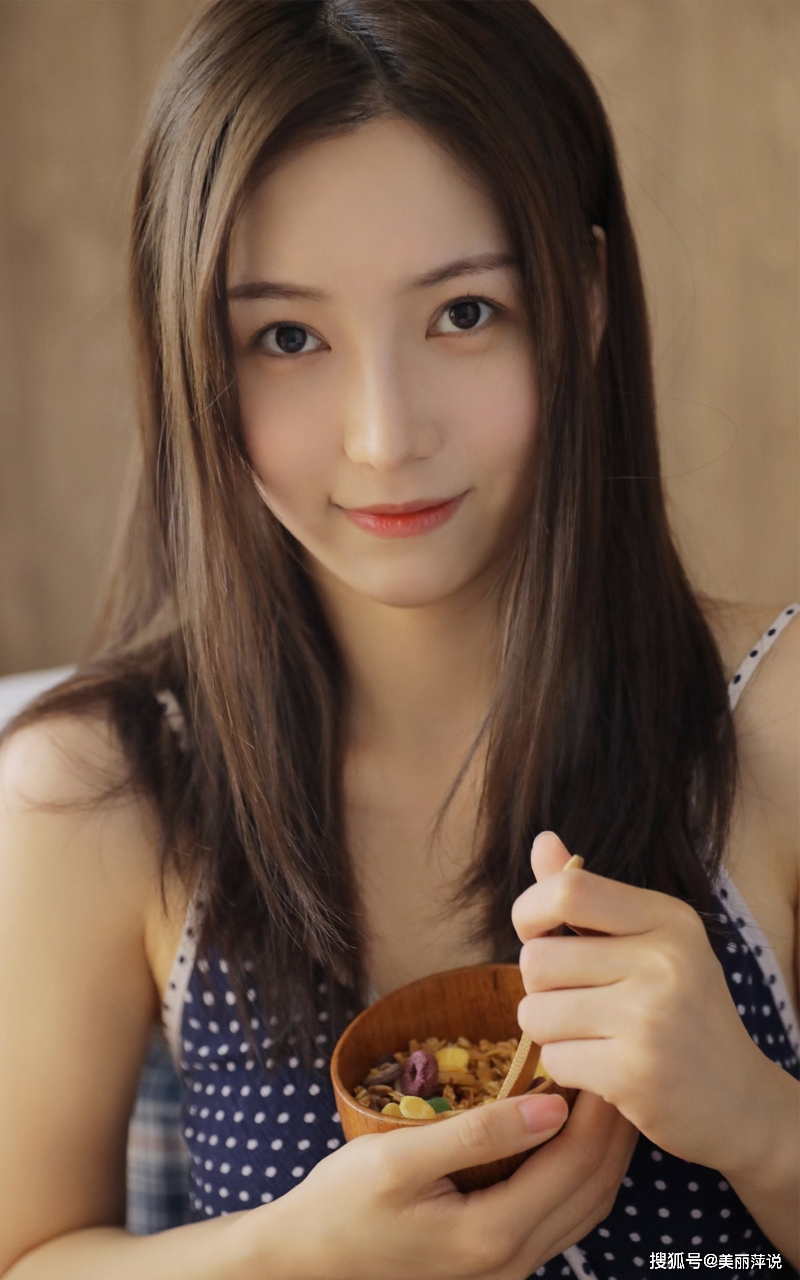 美女蓝色波点吊带裙,温婉家居性感艺术写真
