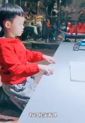 昆明6岁男孩闭着眼弹钢琴！网友：贝多芬都弹不