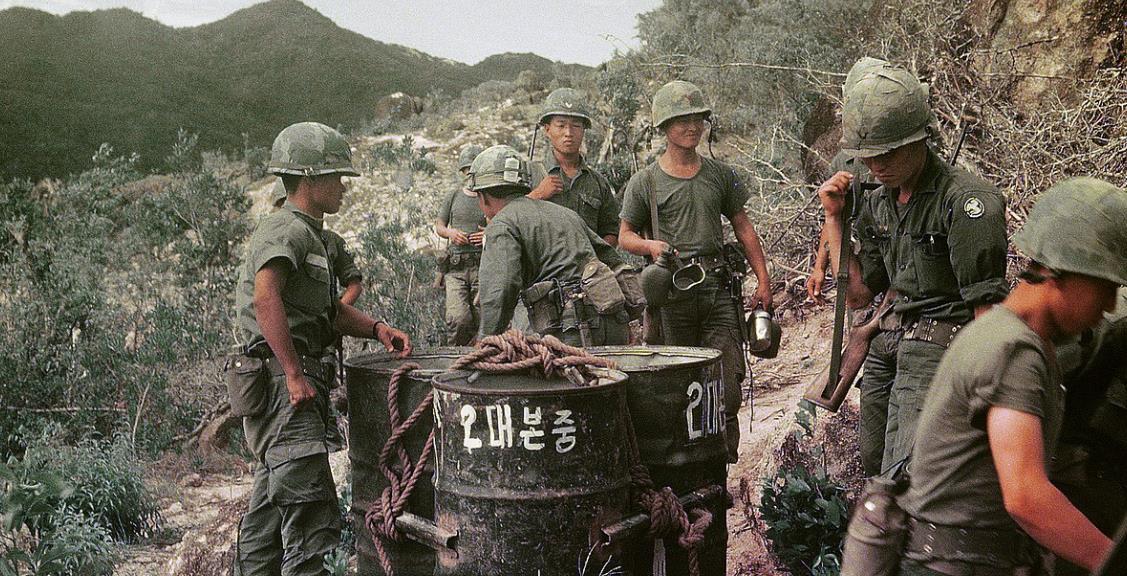被志愿军缴旗的白虎团,越南战争高举屠刀,换个地方成精兵?