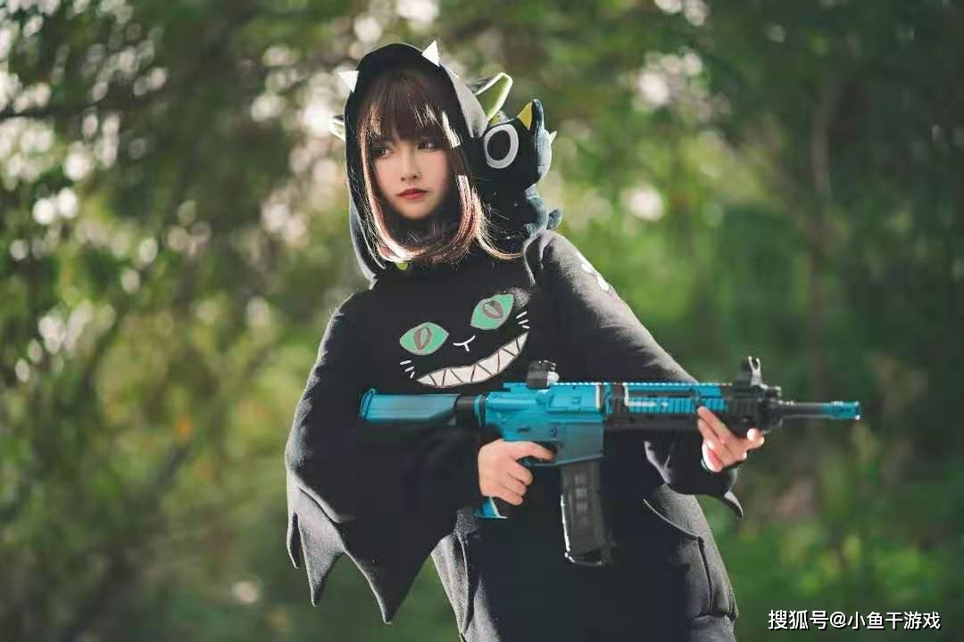 "吃鸡"萌妹子cos罗小黑,鞋子很还原,可惜枪身漏1处重要细节!