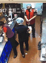 搞笑gif段子又到了周末要放假的时间了熊孩子们正在集体堵着班主任的