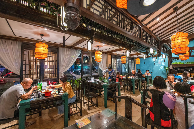 此餐厅靠卖“豆腐”在三亚出名，游客排队都要去吃，你知道为何吗